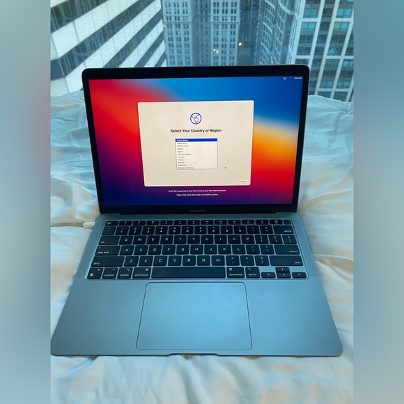 MacBook air with M1 chip - Picture 5 of 6